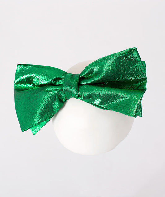 Girls' shiny green metallic bow headband – A vibrant green metallic bow headband, perfect for adding a festive flair to any outfit