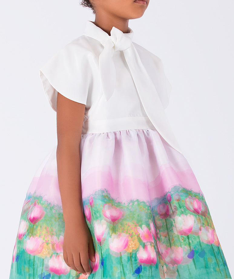 Fustan me Ngjyra të Buta dhe Lule